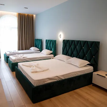 Leo Hotel *