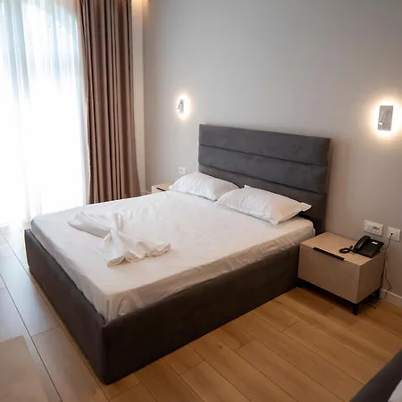 Leo Hotel *