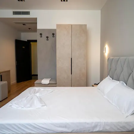 Leo Hotel *
