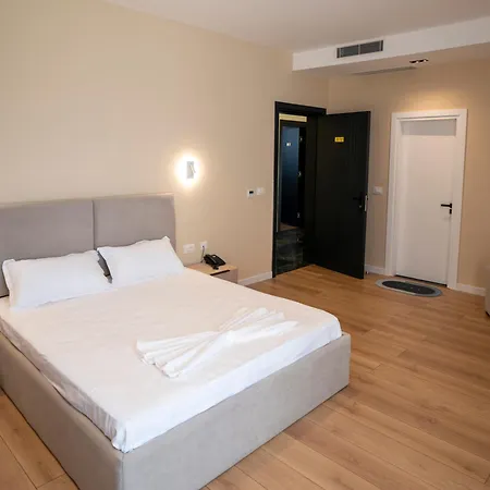 Leo Hotel *