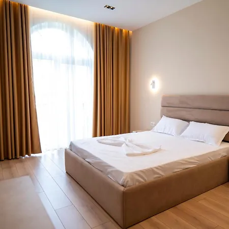 Leo Hotel *